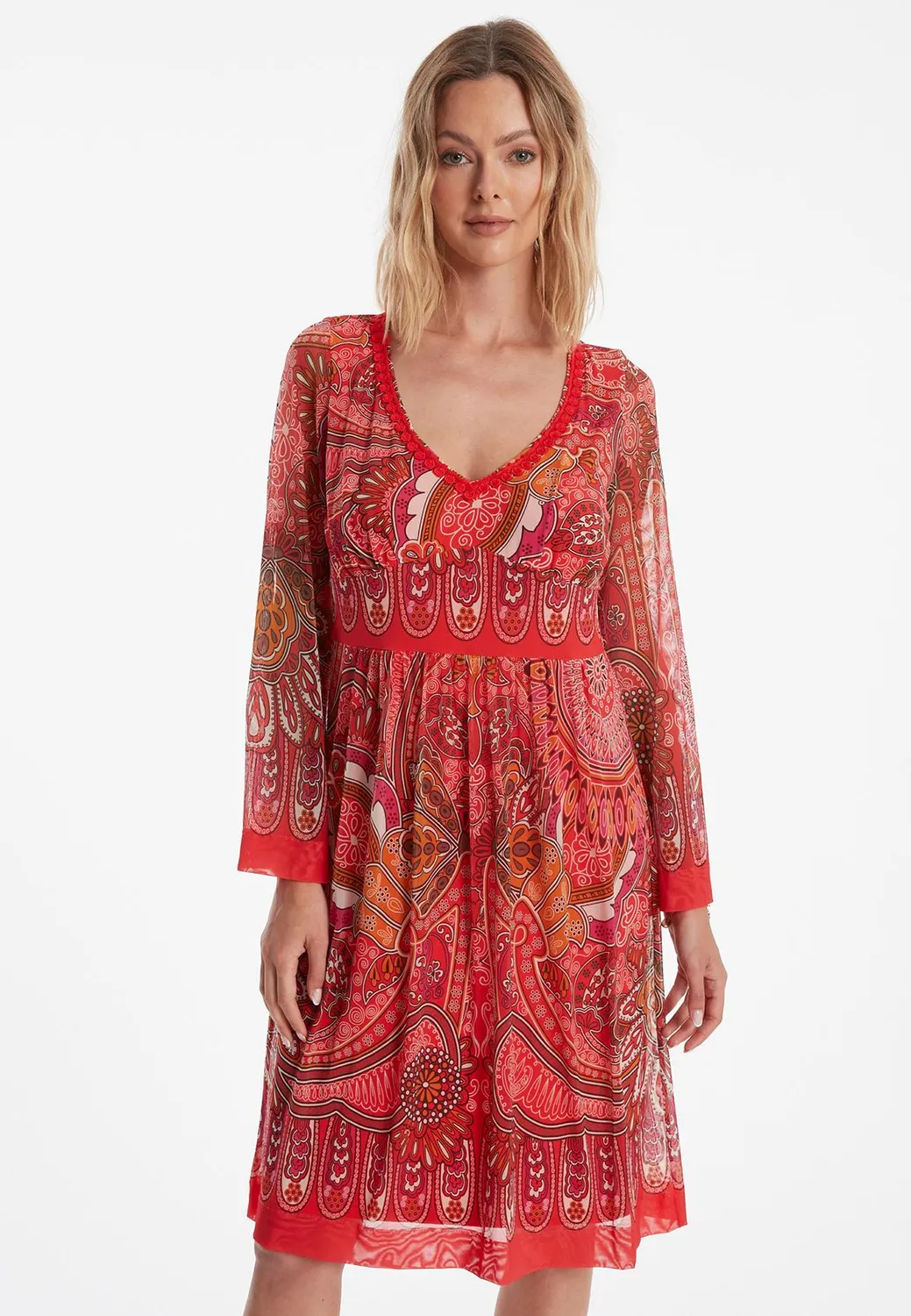 Ana Alcazar Zevila abito impero rosso paisley maniche