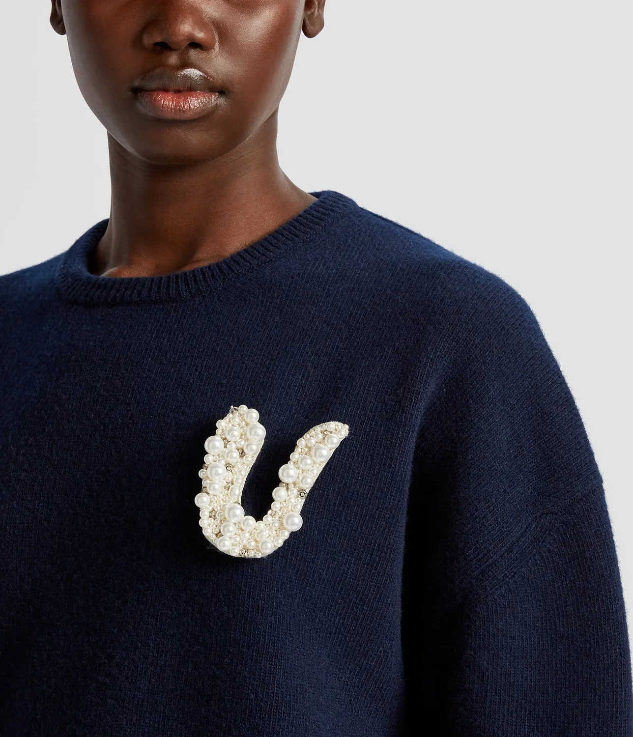 Erdem Pearl Alphabet Brooch U spilla perle lettera U