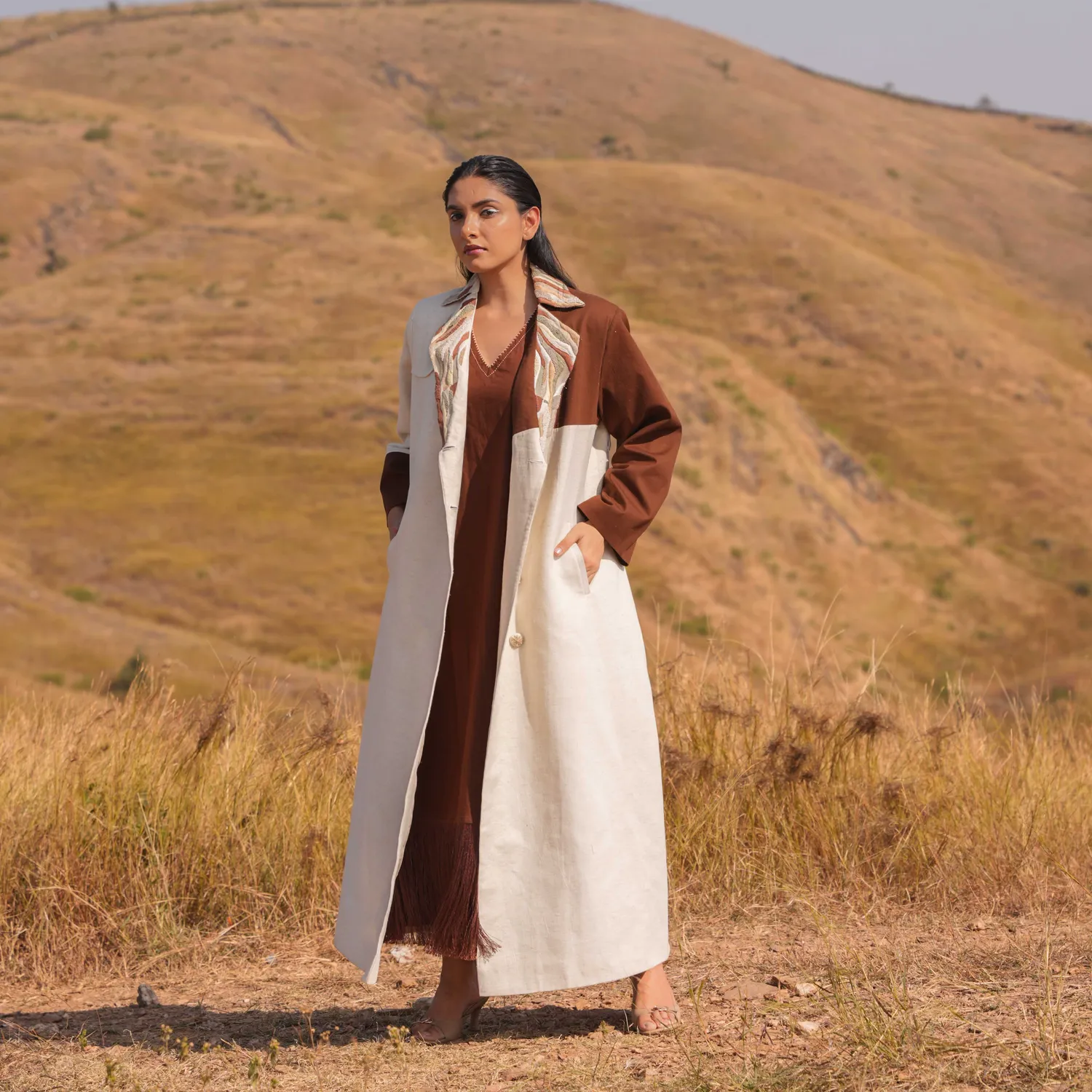 Our Dve Zoya vestito con giacca marrone