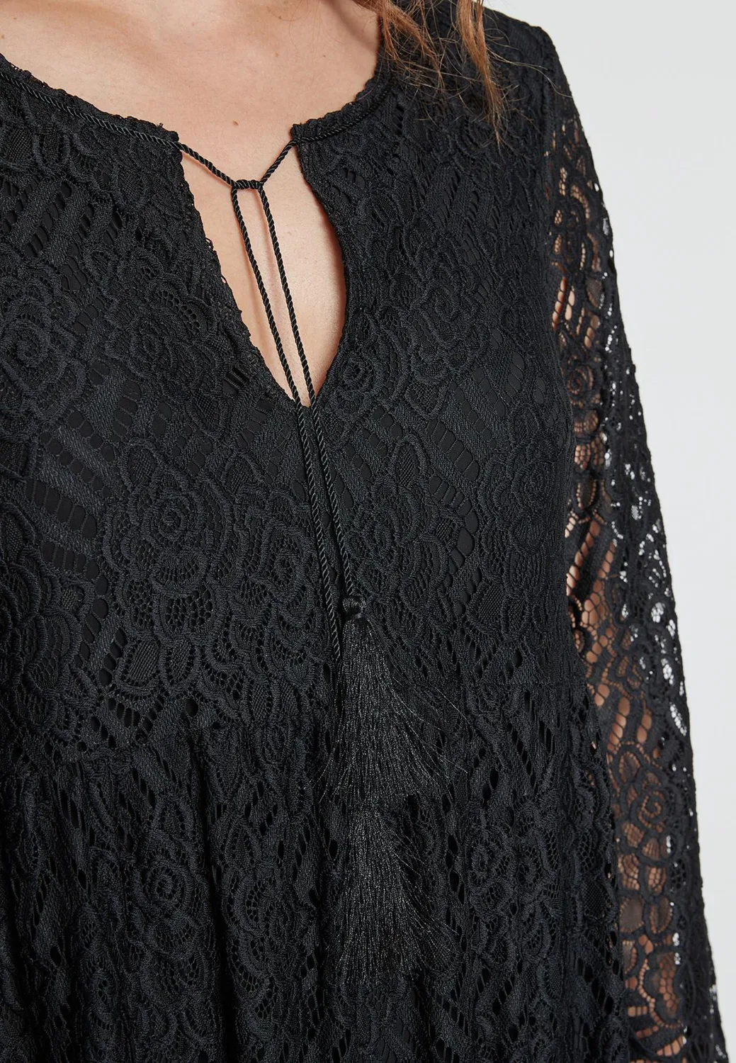 Ana Alcazar Kadali abito pizzo nero balze invitata