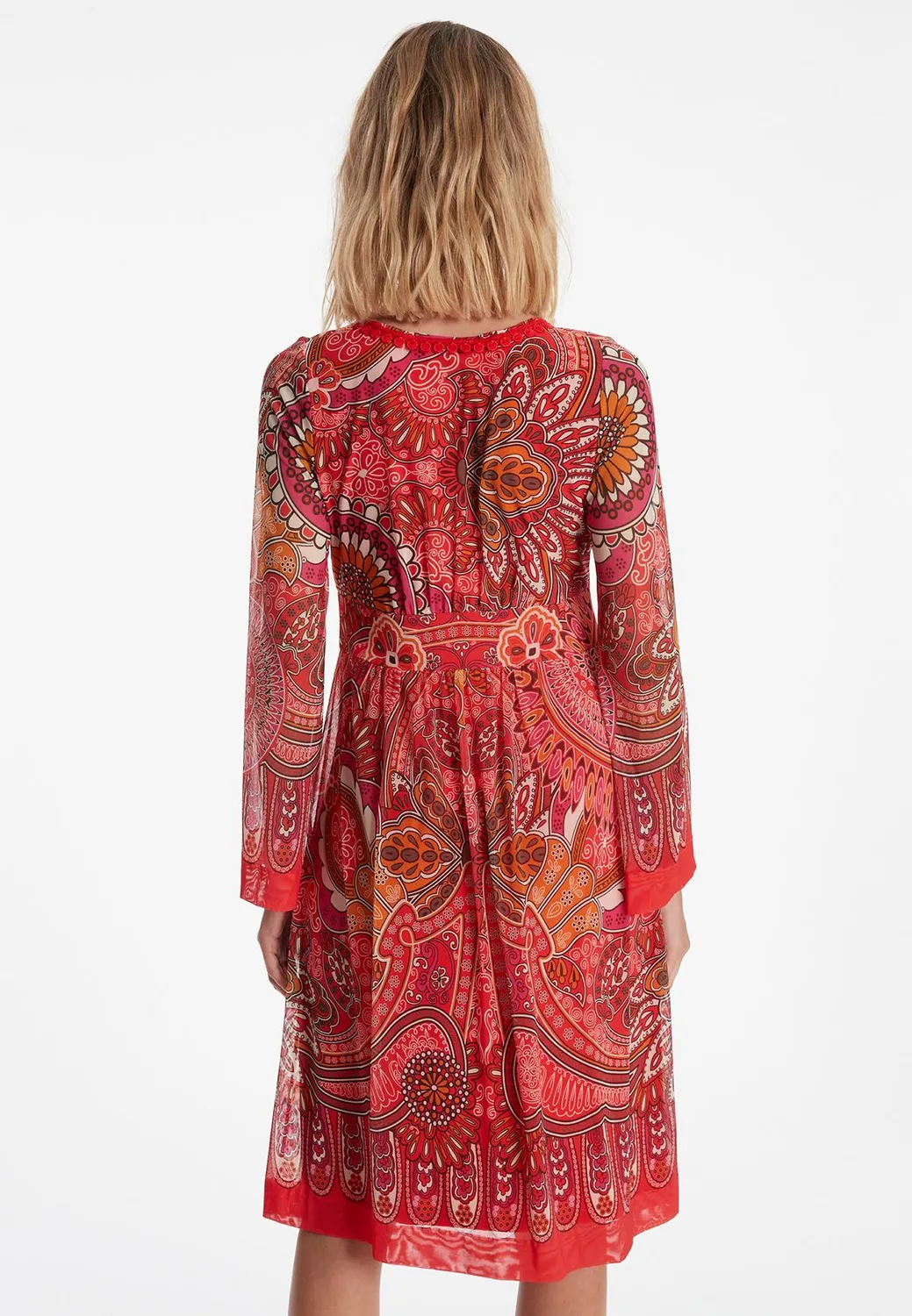 Ana Alcazar Zevila abito impero rosso paisley maniche