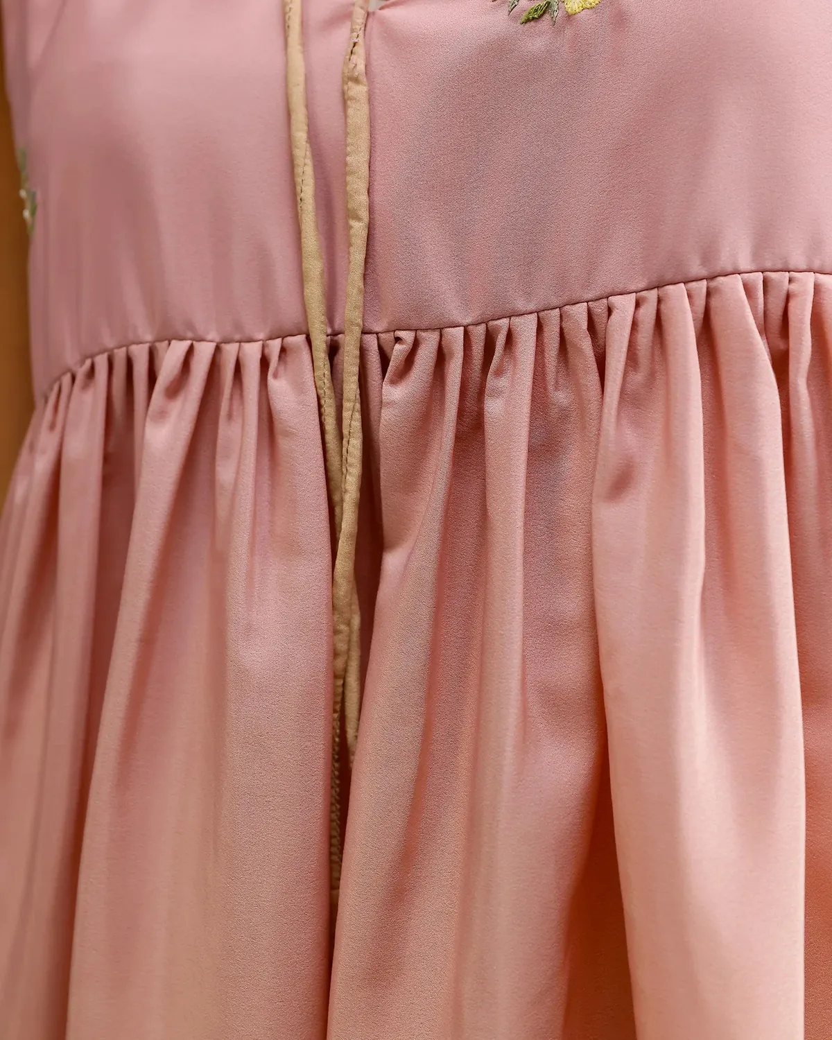 Our Dve Blush Melt abito rosa giallo crepe