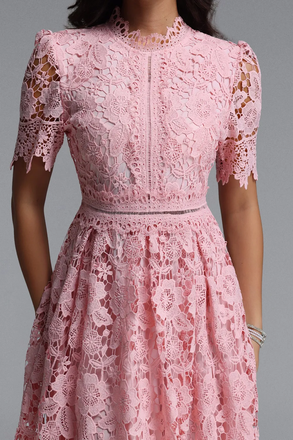 Bella Barnett Valema abito midi rosa pizzo floreale