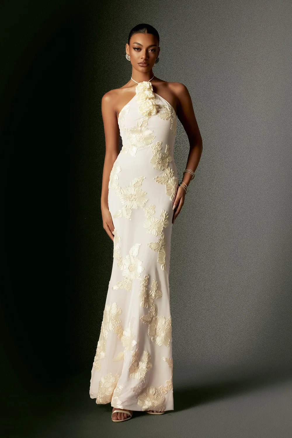 Bella Barnett Griselda Flower Halter abito maxi bianco