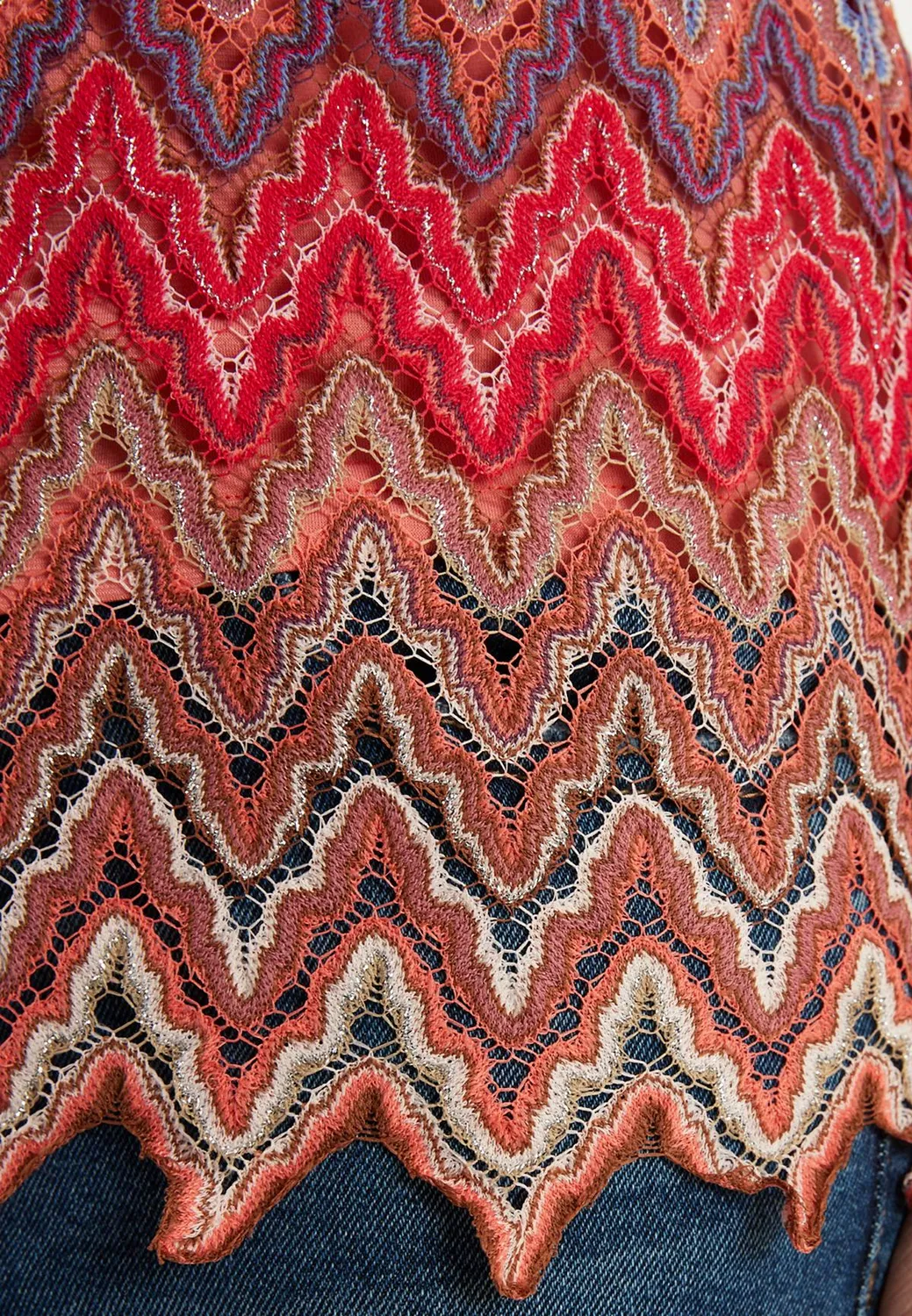 Ana Alcazar Zecara top in maglia spalle scoperte fantasia zigzag