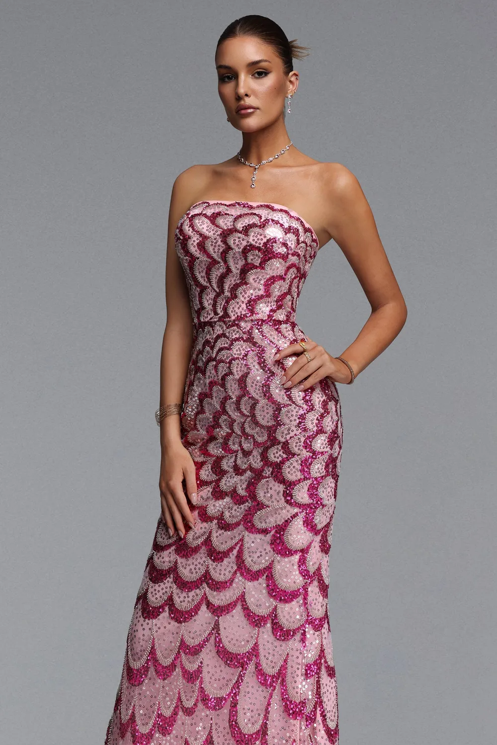 Bella Barnett Facia abito maxi paillettes rosa senza spalline