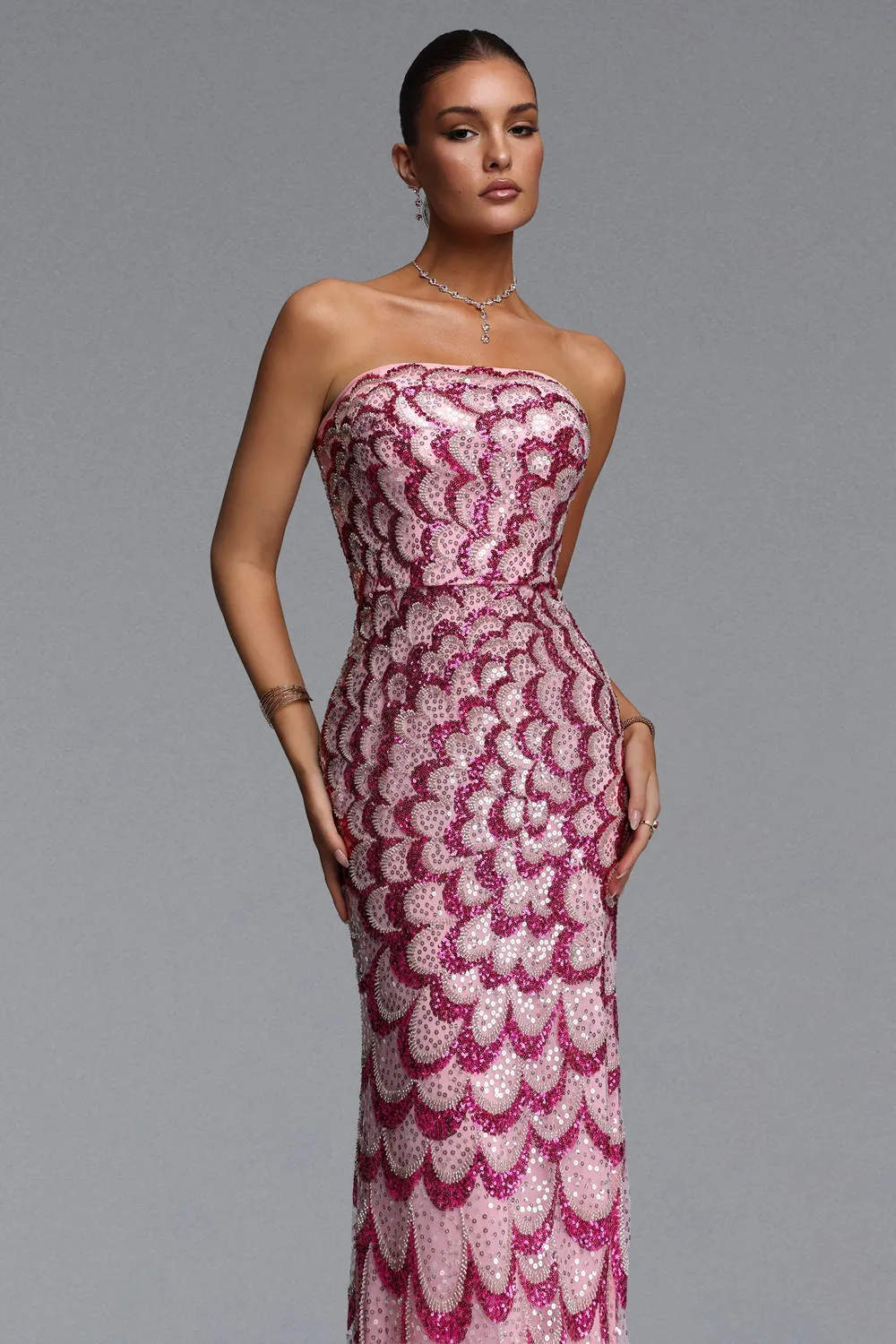 Bella Barnett Facia abito maxi paillettes rosa senza spalline