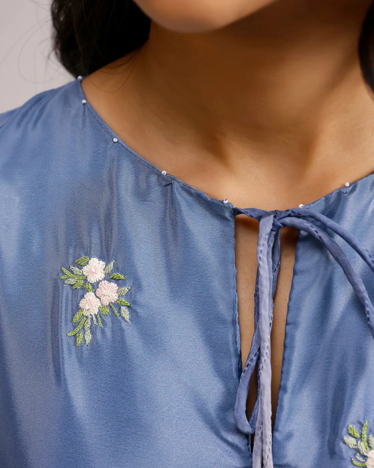 Our Dve Saanjh Blush Melt abito blu-beige crepe ricamato