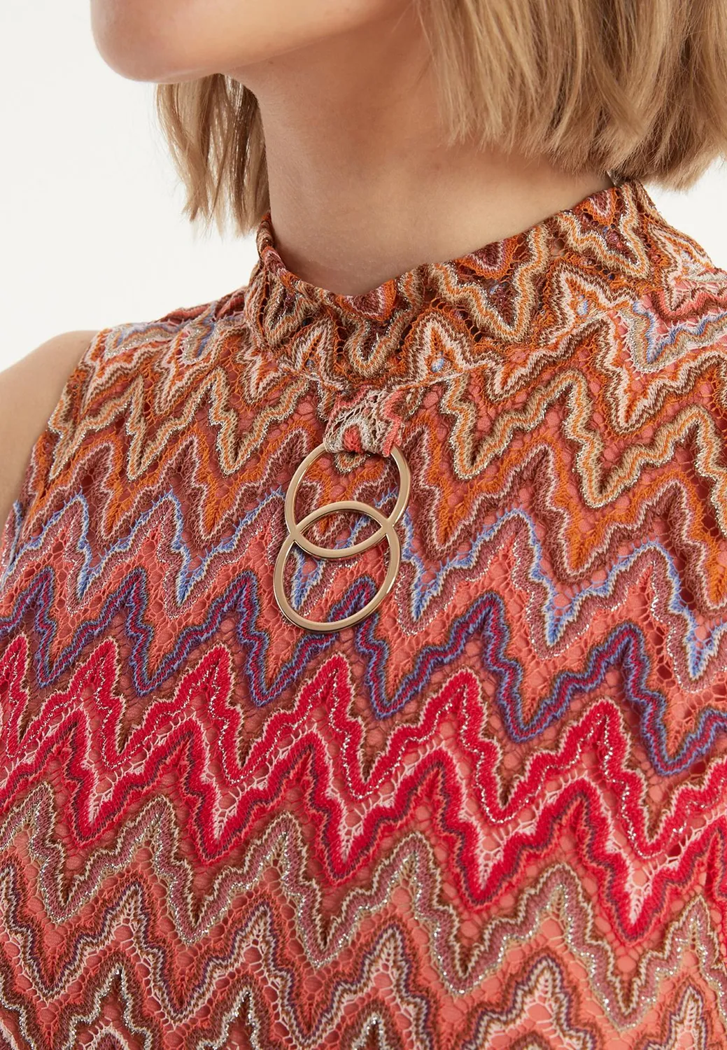 Ana Alcazar Zecara top in maglia spalle scoperte fantasia zigzag