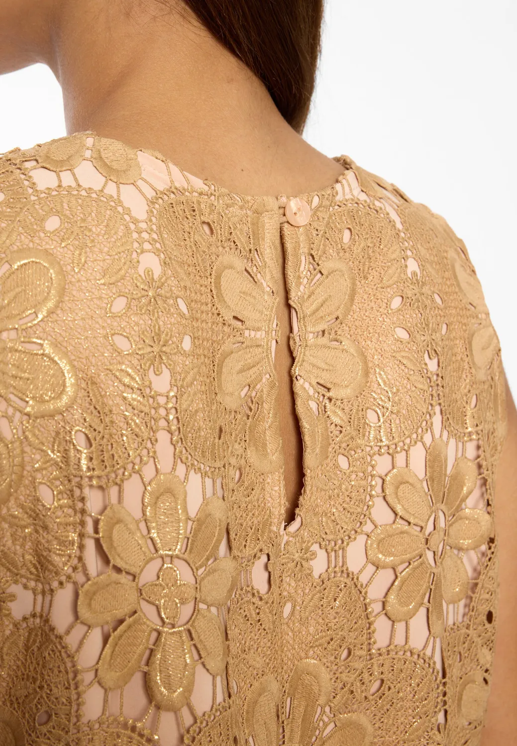 Ana Alcazar Daili abito in pizzo oro corto