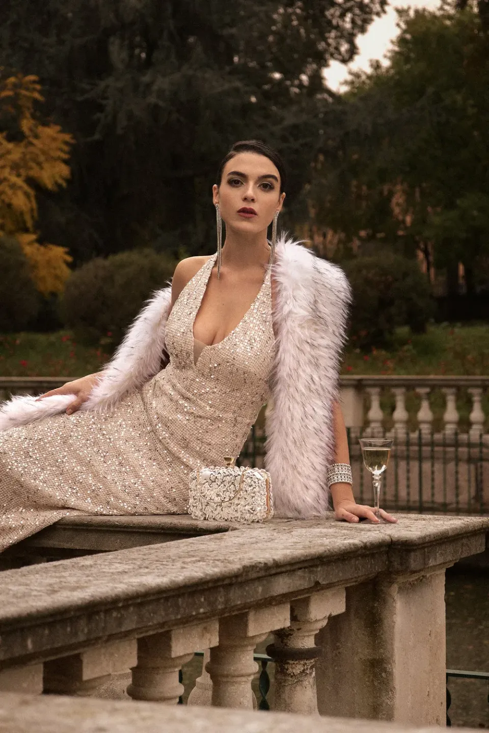 Bella Barnett Ibbie abito lungo beige halter diamante