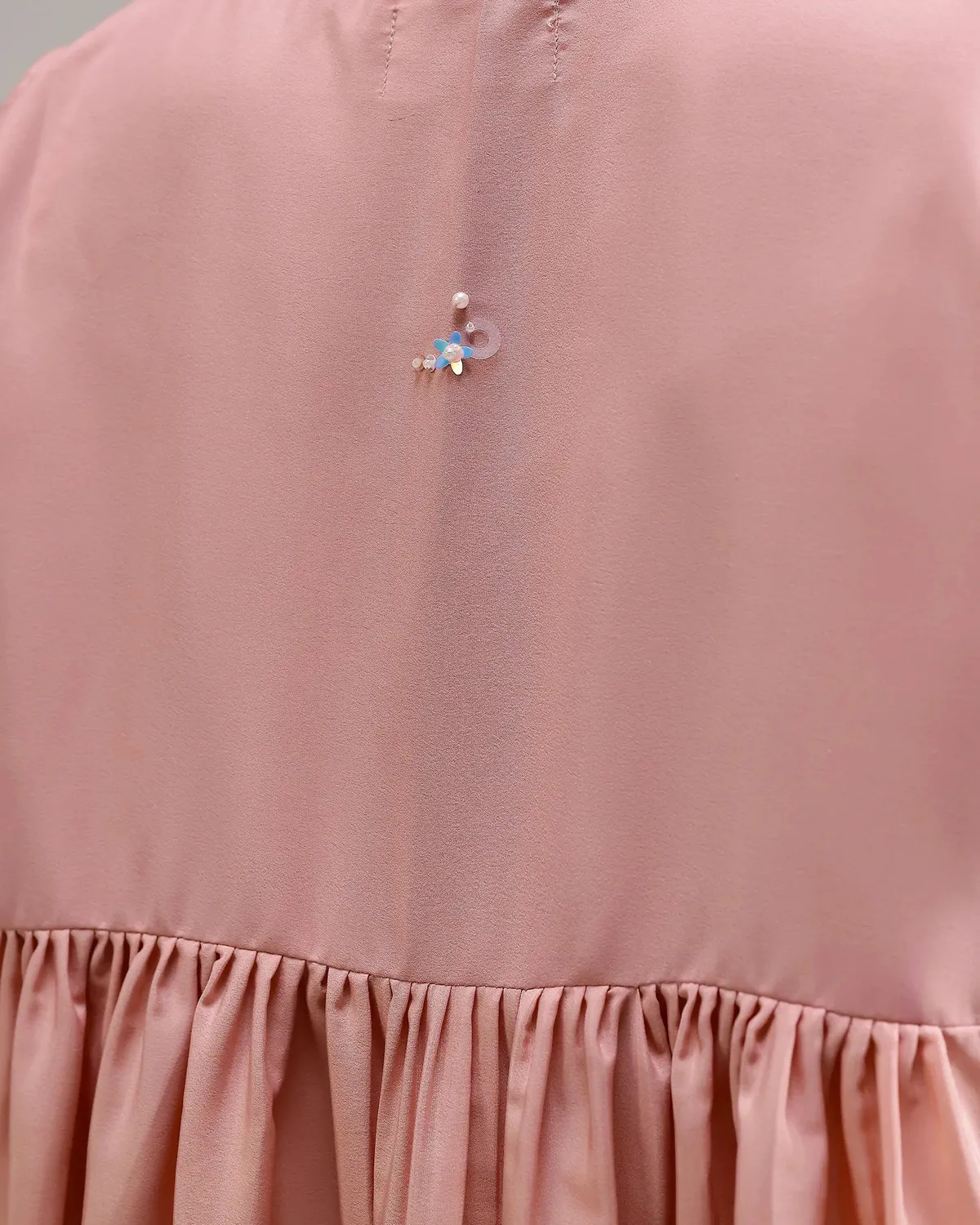 Our Dve Blush Melt abito rosa giallo crepe
