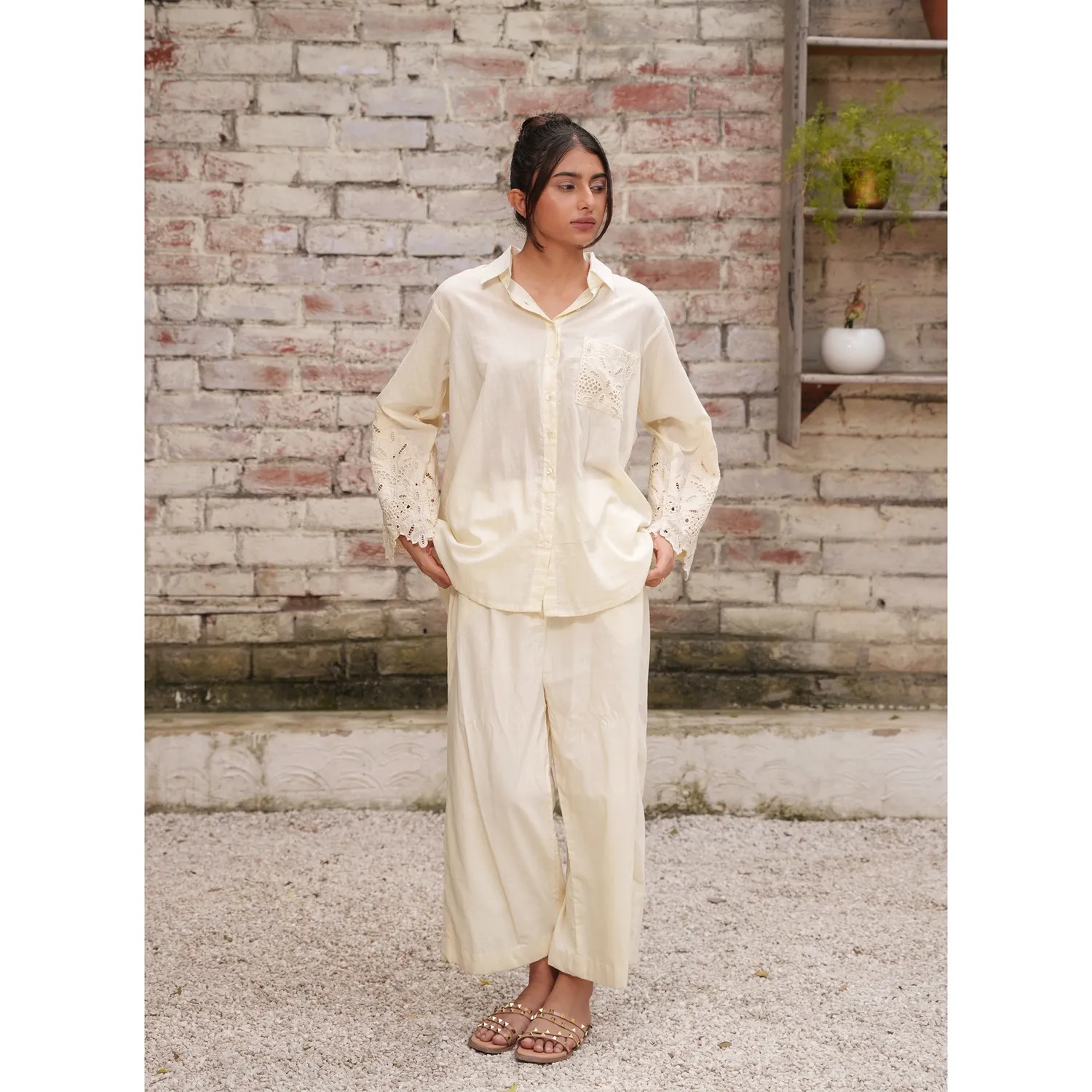 Our Dve Capsule 5 completo beige top pantaloni
