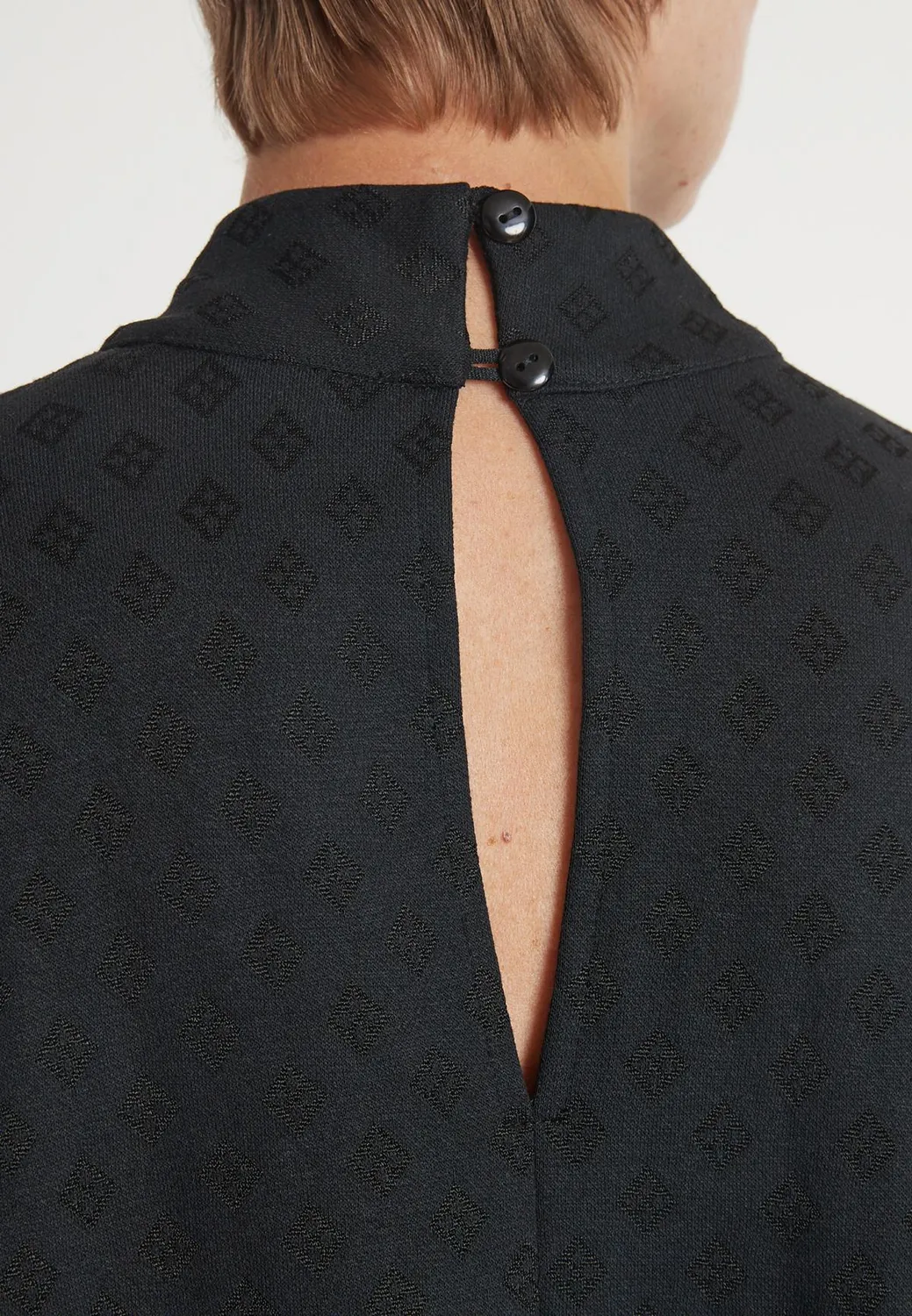 Ana Alcazar Hemma camicia nera quadri collo alto