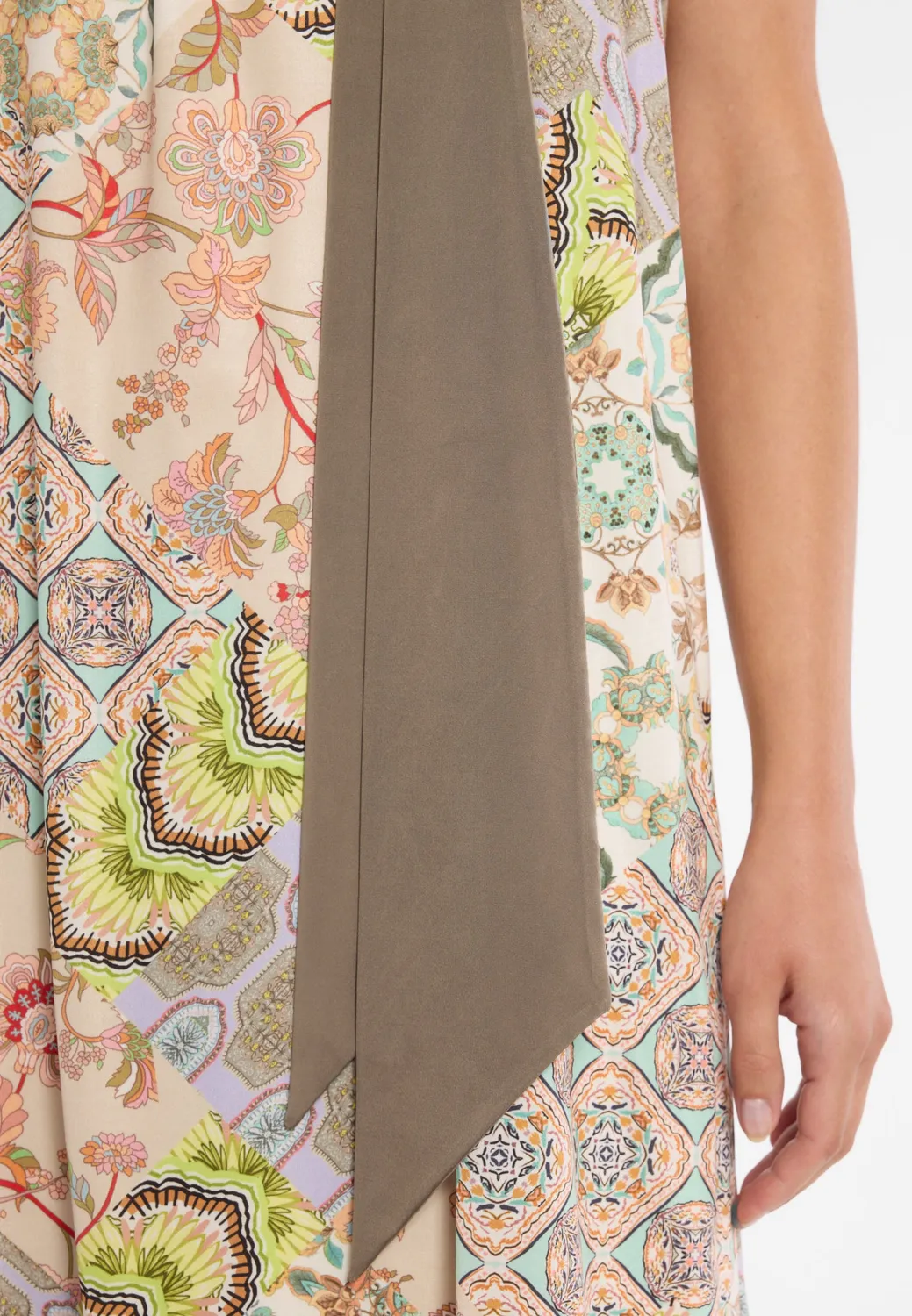 Ana Alcazar Dorexar abito corto fantasia patchwork con sciarpa