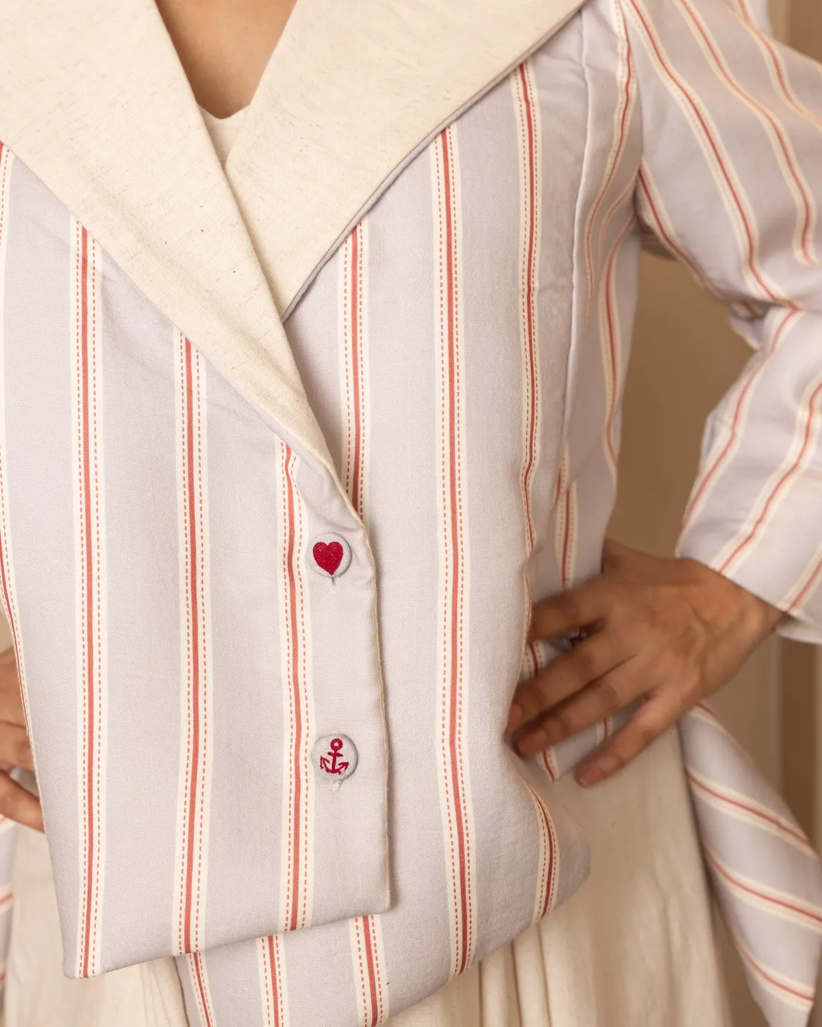 Our Dve Sierra giacca beige grigia con vestito 2 pezzi