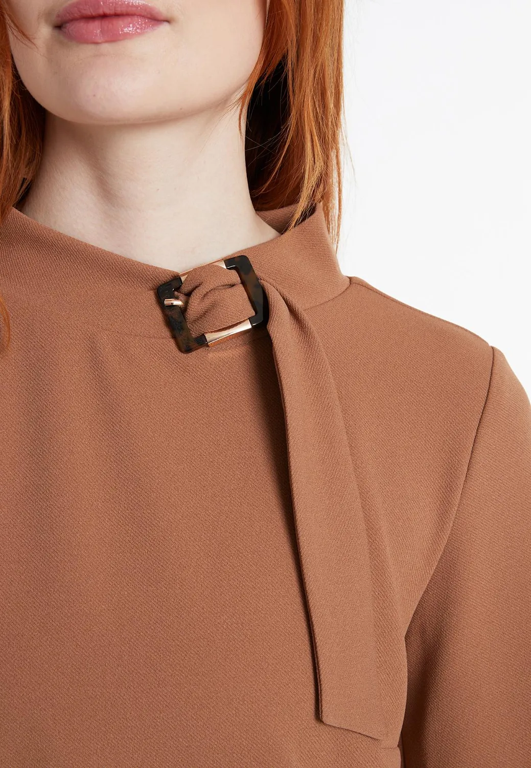 Ana Alcazar Sidara abito beige collo coreano