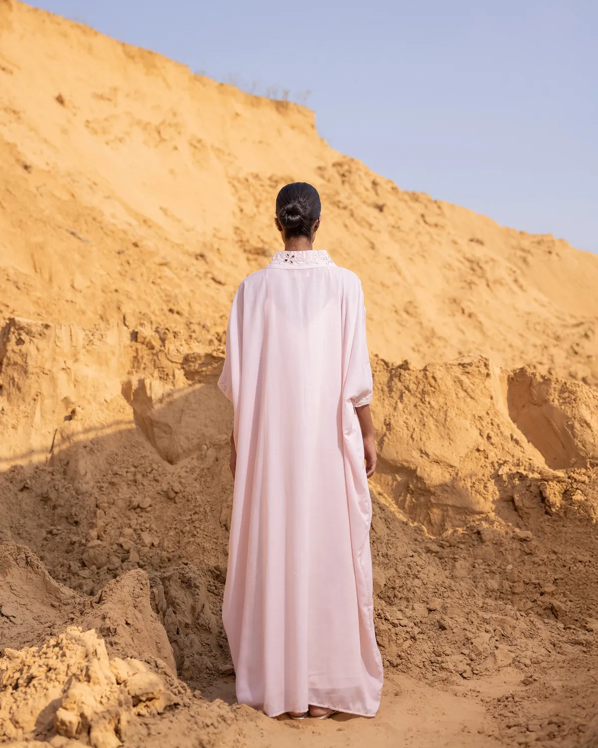 Our Dve Linear Kaftan caftano sabbia cotone seta