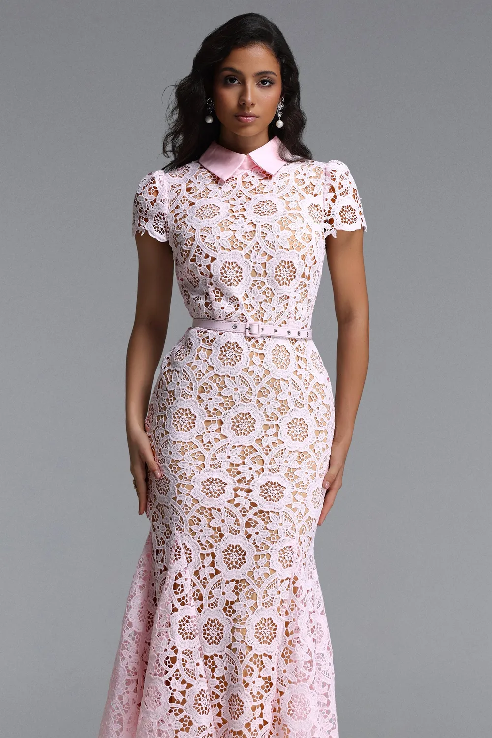 Bella Barnett Felix abito maxi pizzo rosa manica corta