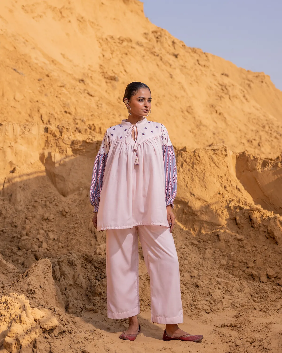 Our Dve Fract Top peplum sabbia ricamato cotone
