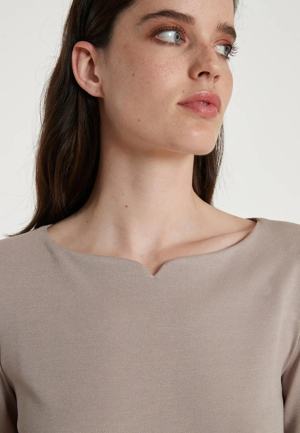 Ana Alcazar Tadona abito tunica argento elegante