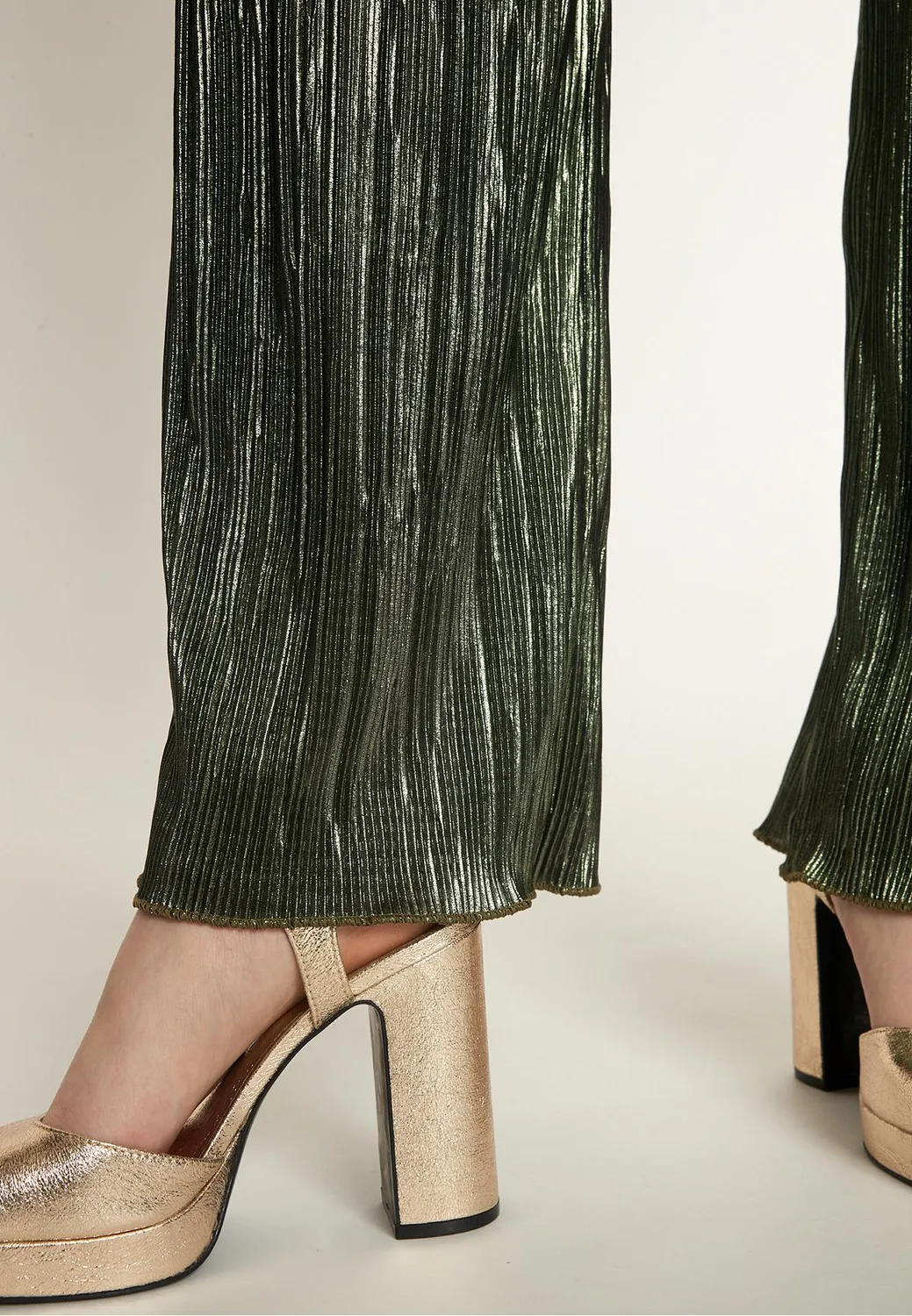 Ana Alcazar Ogrea tuta lunga verde oliva plissettata